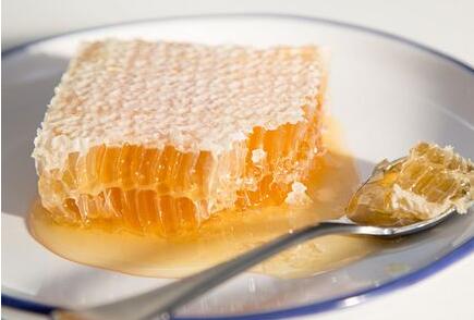 蜂巢蜜怎么吃 蜂巢蜜的吃法和技巧