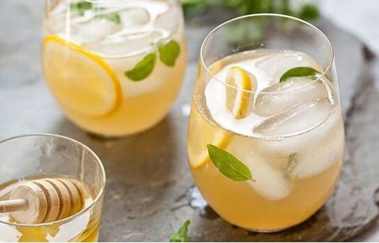 常喝蜂蜜水有什么好处？蜂蜜柠檬水的作用和禁忌？