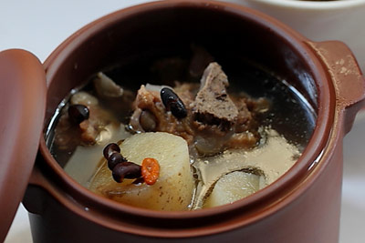 黑豆山药排骨汤的做法