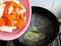 山药鳝鱼汤的做法步骤图9 再加入胡萝卜和山药